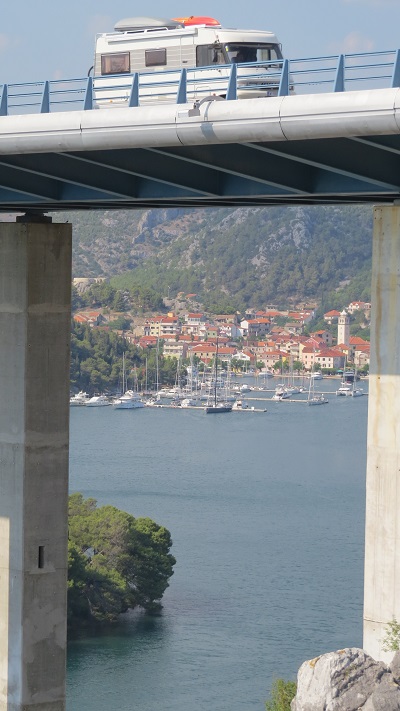Pogled na Skradin kroz lukove mosta