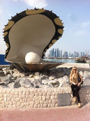 Autorica teksta Gordana Popović uz spomenik biseru - nekadašnjem izvoru bogatstva za Katar