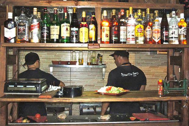 Kuba: Kuhinja i šank u baru El Chanchullero u Havani