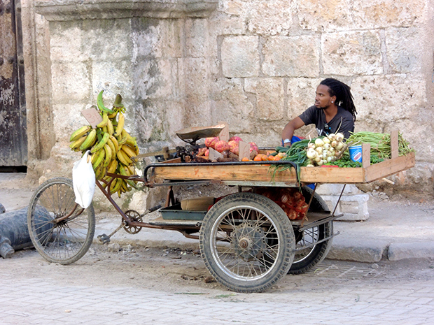 Kuba: ulični prodavač voća i povrća