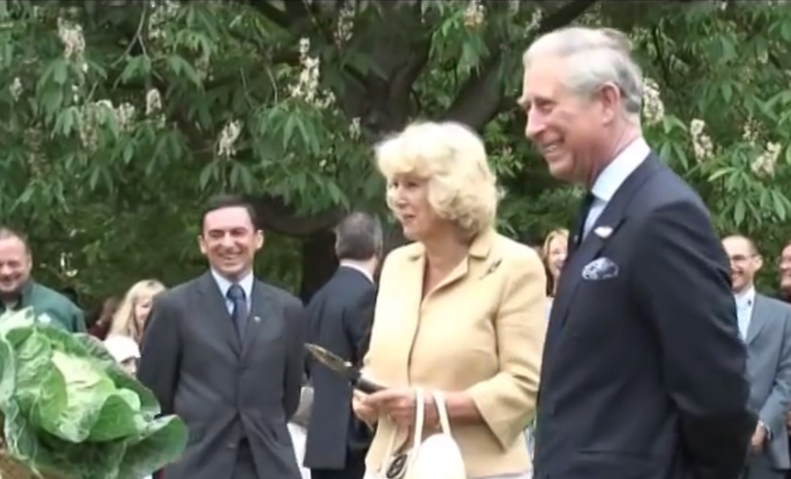 Princ Charles sa suprugom Camillom u gostima na organskom vrtu u kraljevskom parku St. James u Londonu /Screenshot: Youtube, British Monarchy