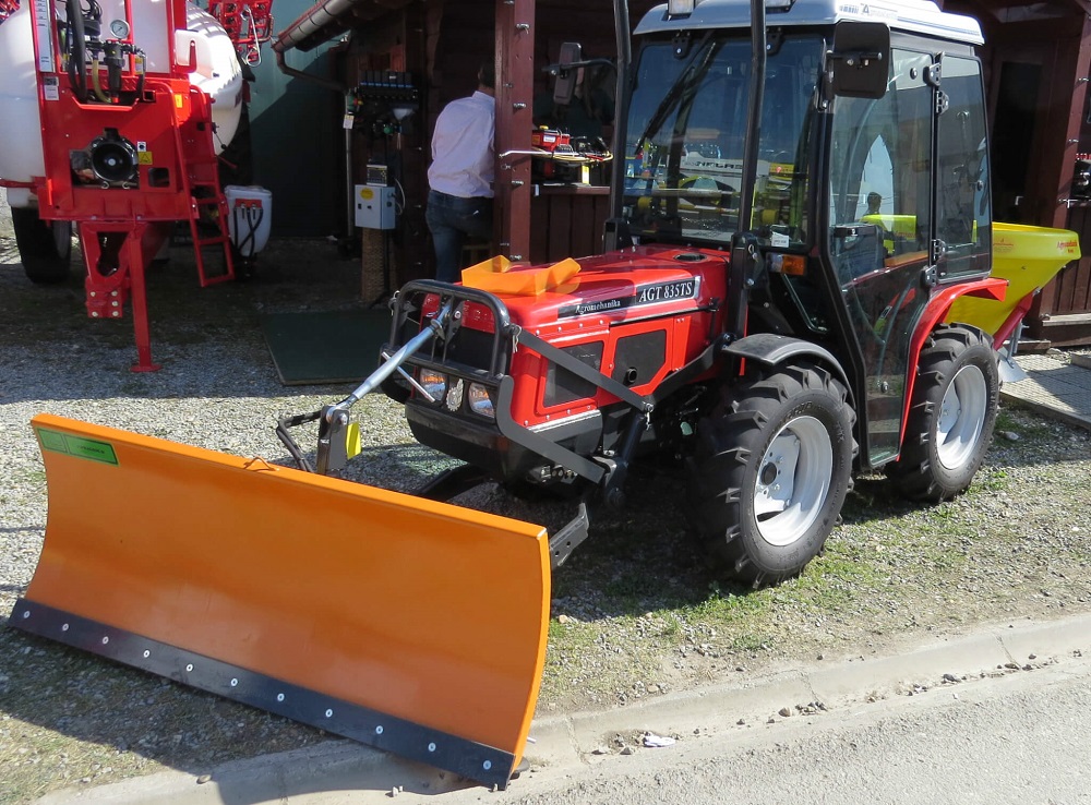 Traktor AGT s opremom za zimu