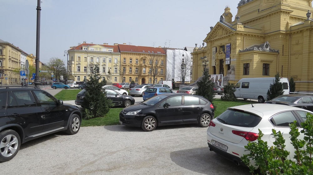 Potres i korona u ZagrebuAuti parkirani ispred Umjetničkog paviljona, sigurno mjesto gdje na njih neće pasti dijelovi fasade -