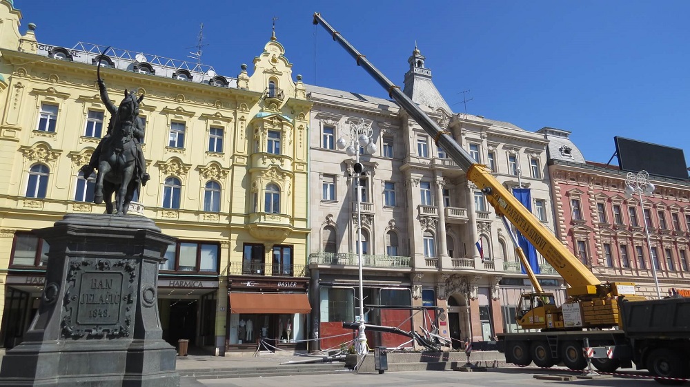 Potres i korona u Zagrebu -dizalica u akciji raščišćavanja na Trgu bana Jelačića