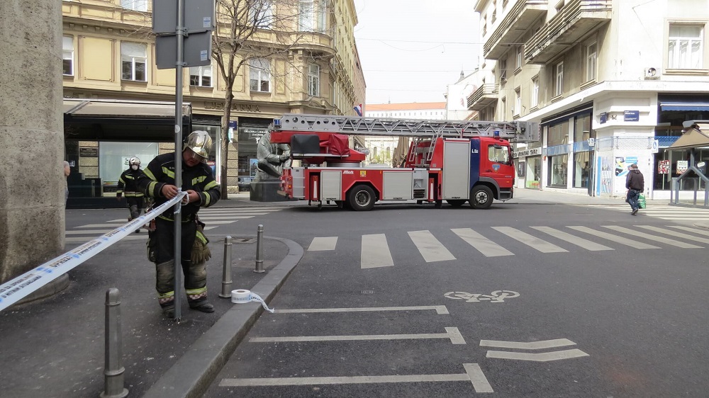 Potres i korona u Zagrebu Intervencija vatrogasaca u Preradovićevoj zbog urušavanja fasade