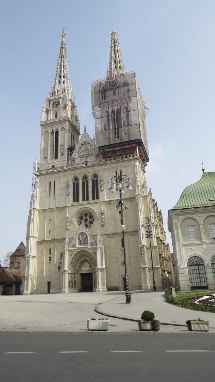 Potres i korona u Zagrebu Katedrala s jednim narušenim križem, dok je drugi srušen
