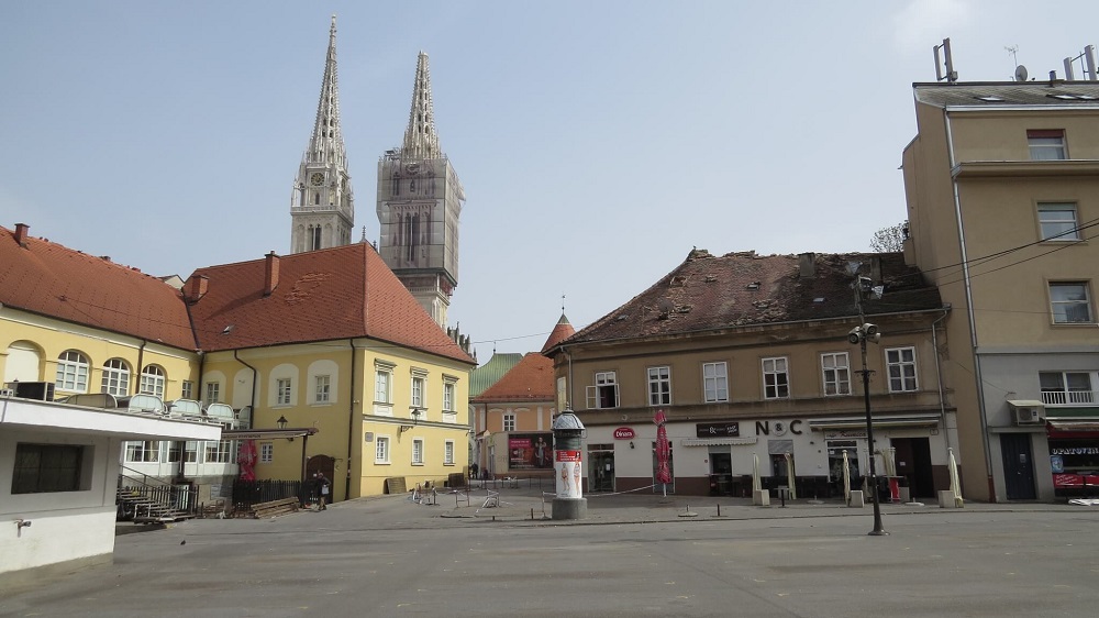 Potres i korona u Zagrebu - pogled s Dolca na stradalu Katedralu