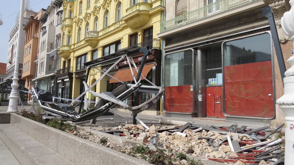 Potres i korona u Zagrebu - srušena terasa kafića na Trgu bana Jelačića