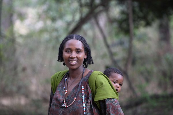Majka s bebom plemena Oromo u Velikoj rasjednoj dolini u Etiopiji