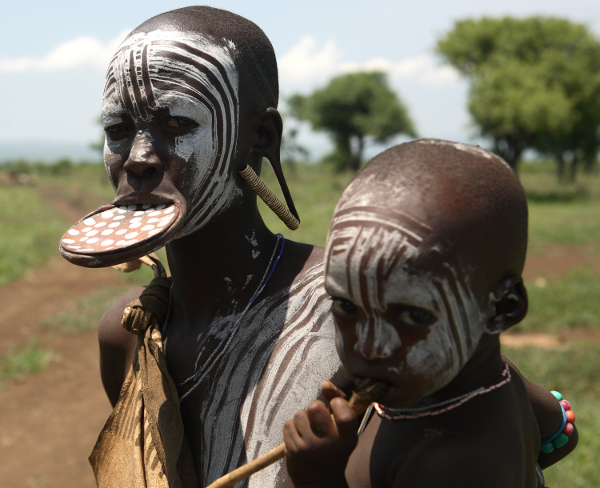 Mama i sin u plemenu Surma, Etiopija