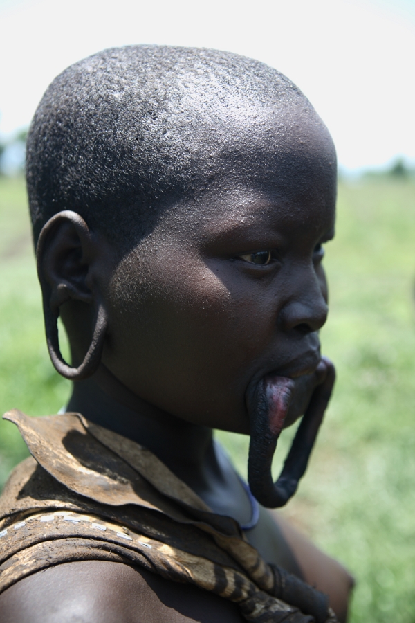 Probušena donja usnica za što veći donji tanjurić kao ukras za lice, pleme Surma Etiopija