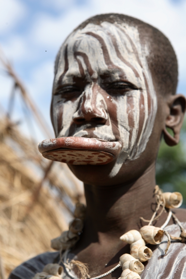 Lice ukrašeno bijelom bojom i usnim tanjurićima, Etiopija
