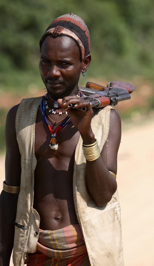 Muškarac plemena Karo s puškom