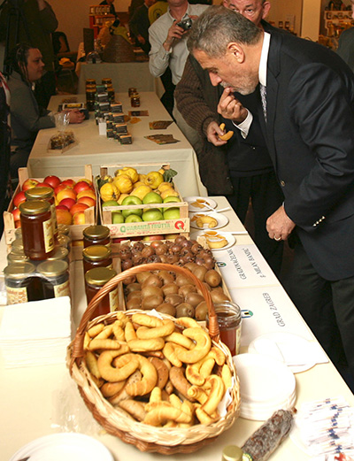 Milan Bandić na svom štandu s medom na Sajmu meda i zdravlja u hotelu Dubrovnik za Božić 2013. godine