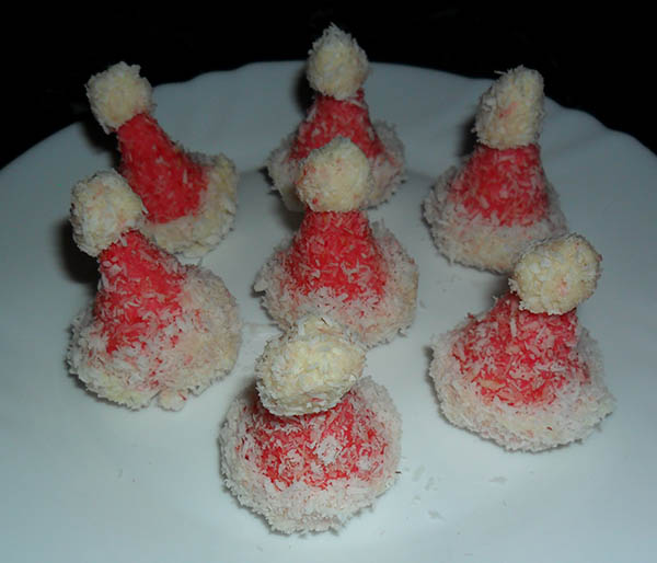 Božićni kolači - kokos kape Djeda Mraza