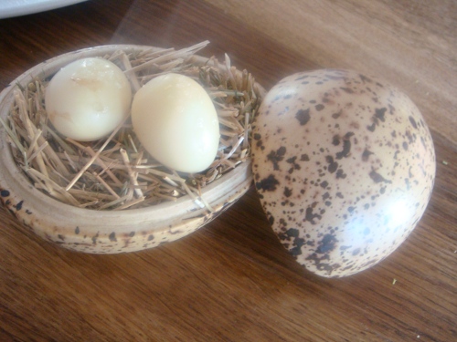 Noma Snack 7: Ukiseljena dimljena jaja prepelice u keramičkoj posudi u obliku jaja koja se otvara uz dim