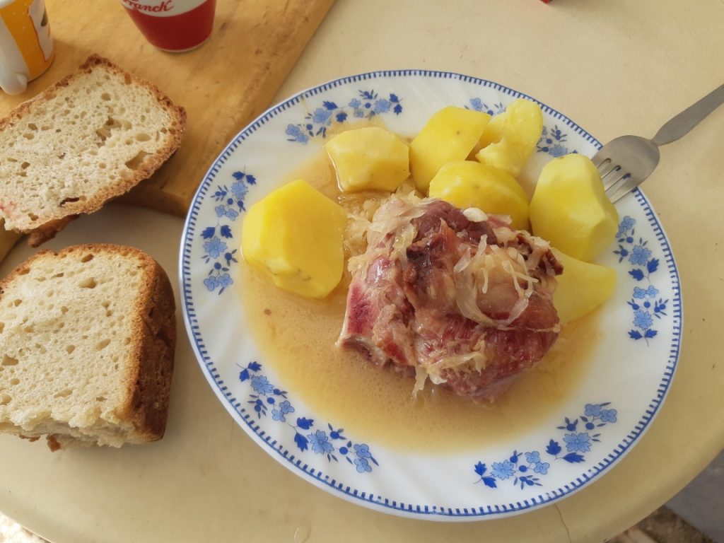 Suho meso sa kuhanim krumpirom, zeljem i juhom iz sarme Foto Svi mi koji volimo Kosinjski Bakovac