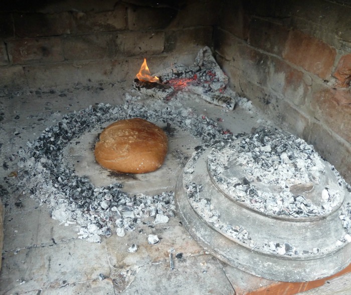 Kruh pod pekom Foto: Nenad Dado