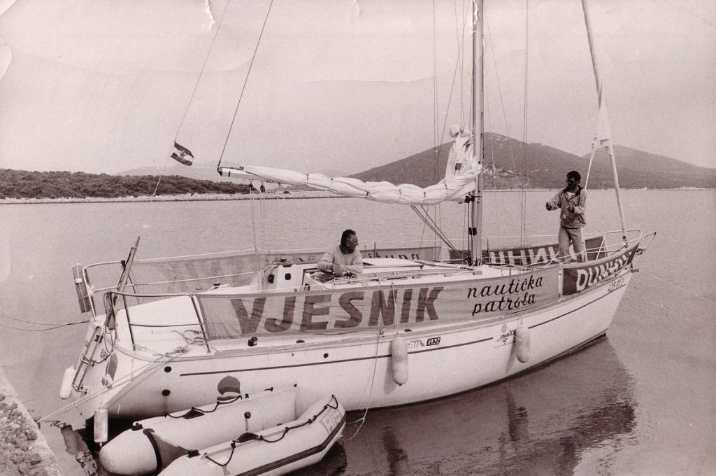 Vjesnikova nautička patrola 1989 - Mladen Gerovac (na pramcu) i fotoreporter Rajko Šobat