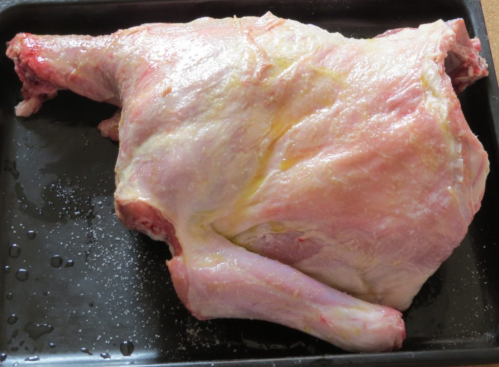 Nauljeno i nasoljeno meso pripremljeno za pečenje