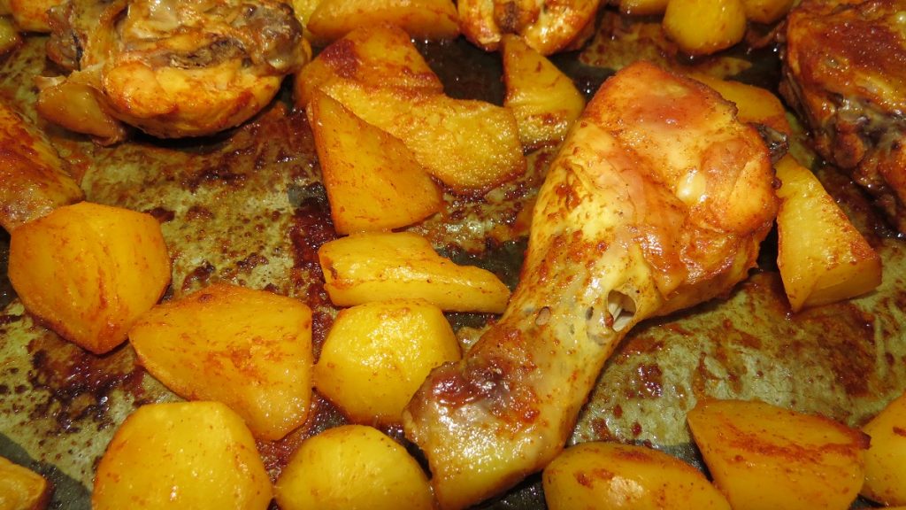 Pečena piletina i krumpir začinjeni crvenom paprikom i kurkumom