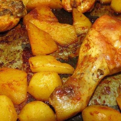 Pečena piletina i krumpir začinjeni crvenom paprikom i kurkumom