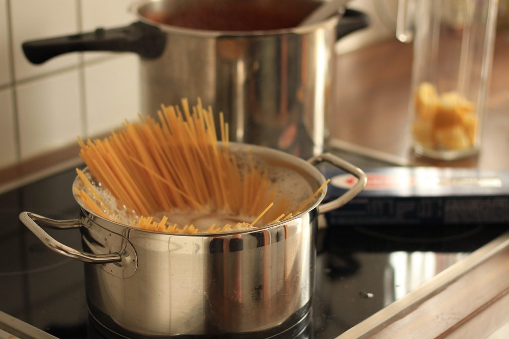 Špagete se u stave kuhati u lonac u kipuću vodu cijele