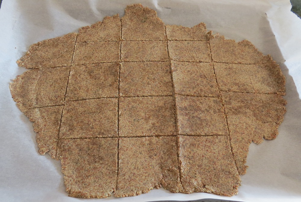 Zarezani oblici pravokutnika na razvaljanoj smjesi za krekere od sjemenki