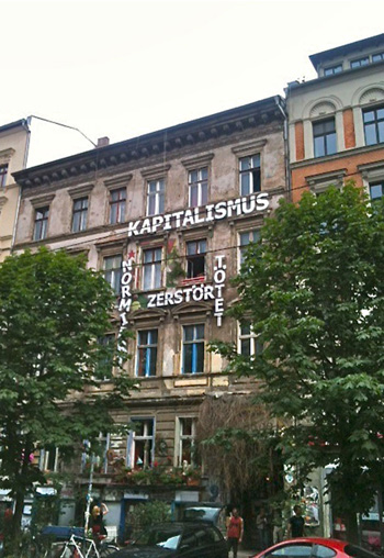 Berlin, natpis na zgradi: Kapitalizam uništava
