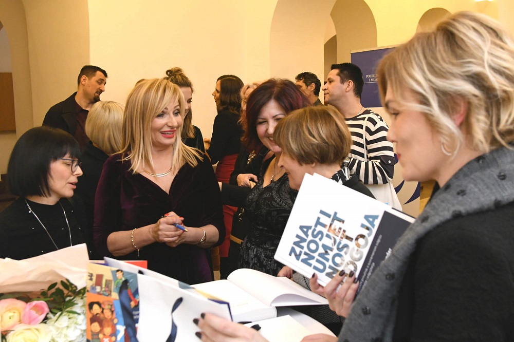 Buljan Flander potpisuje knjige Znanost i umjetnost odgoja na promociji u Zagrebu