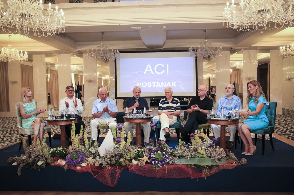Promocija ACI monografije Mladen Gerovac (u sredini) vodi konferansu