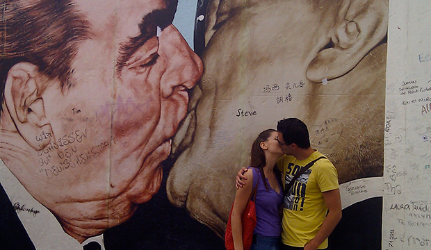 Berlin, mural s poljupcem na Berlinskom zidu