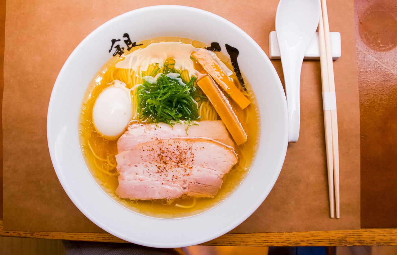 Japanska ramen juha s tvrdo kuhanim jajem