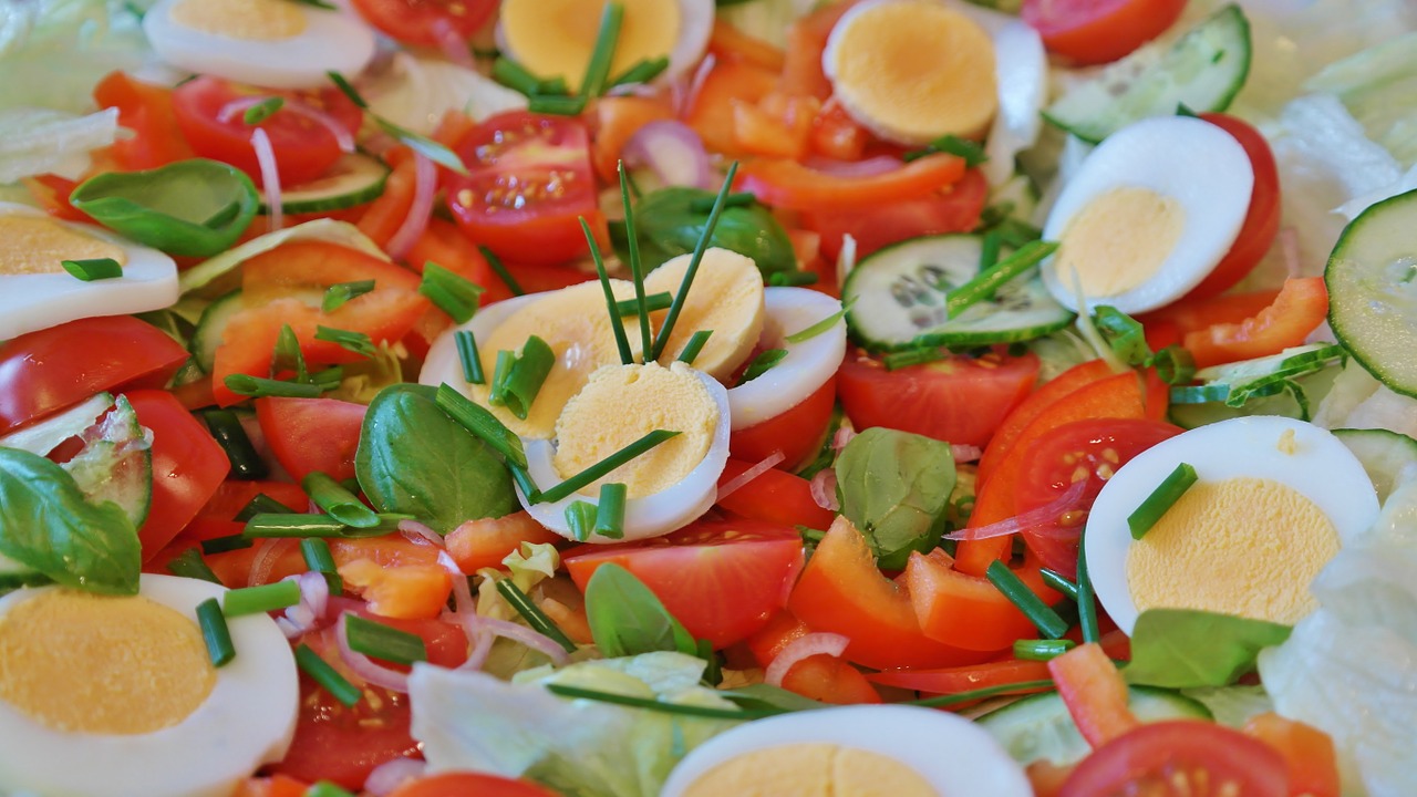 Ljetna salata s tvrdo kuhanim jajima