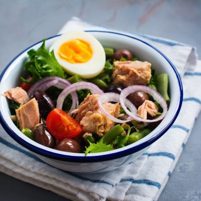 Salata s tvrdo kuhanim jajem i tunom Foto: iStock
