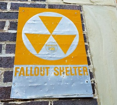 Oznaka atomskog skloništa, engleski