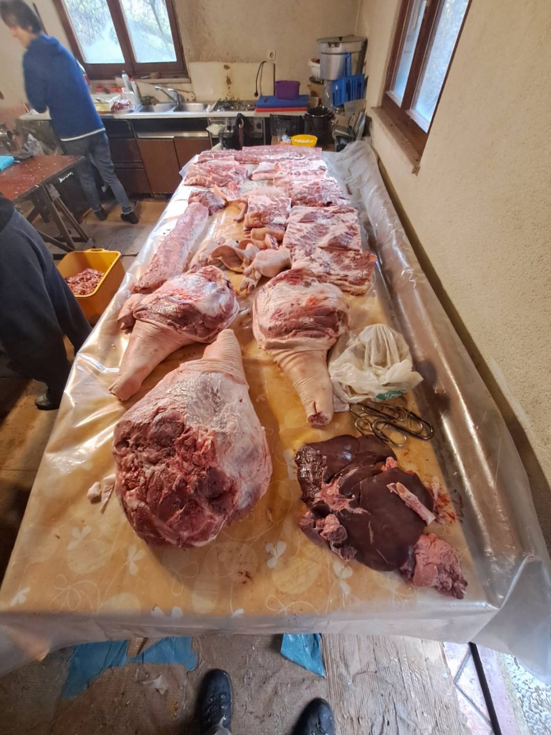 Pripremljeni komadi mesa nakon kolinja