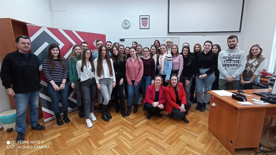 Profesor Miliša sa svojim studentima V. godine pedagogije na Filozofskom fakultetu u Osijeku
