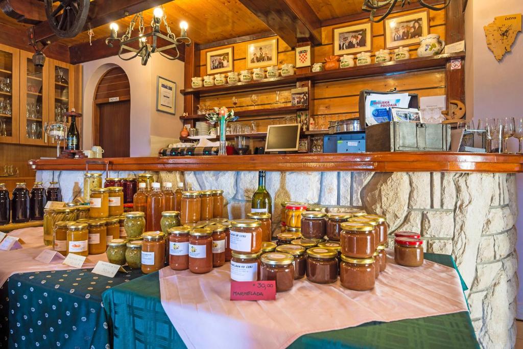 Med, rakije, vino, sokovi, pekmezi... sve uzgojeno na imanju obitelji Florićanin