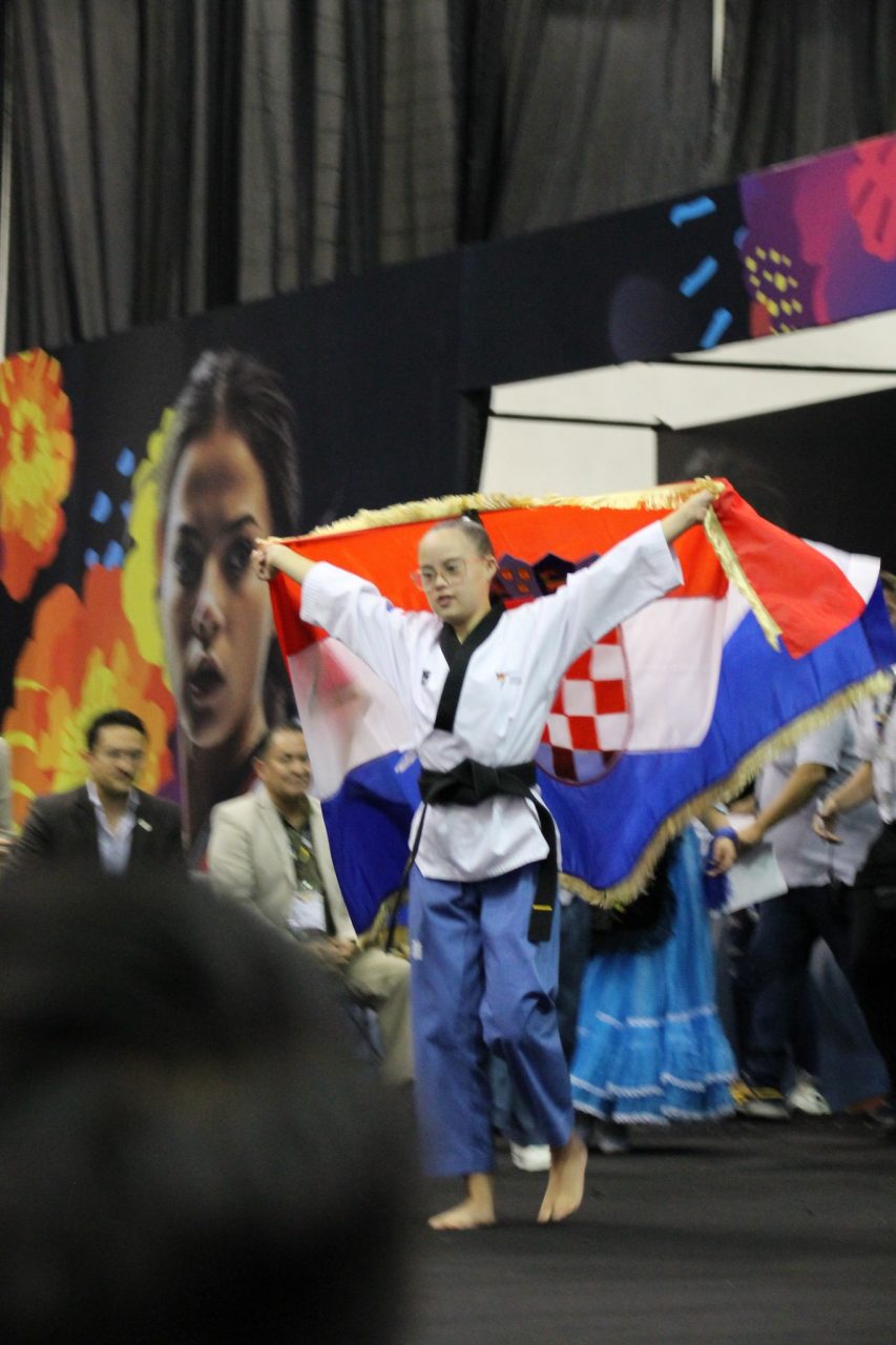 Danijela Topić odlazi po zlatnu medalju vijući hrvatsku zastavu