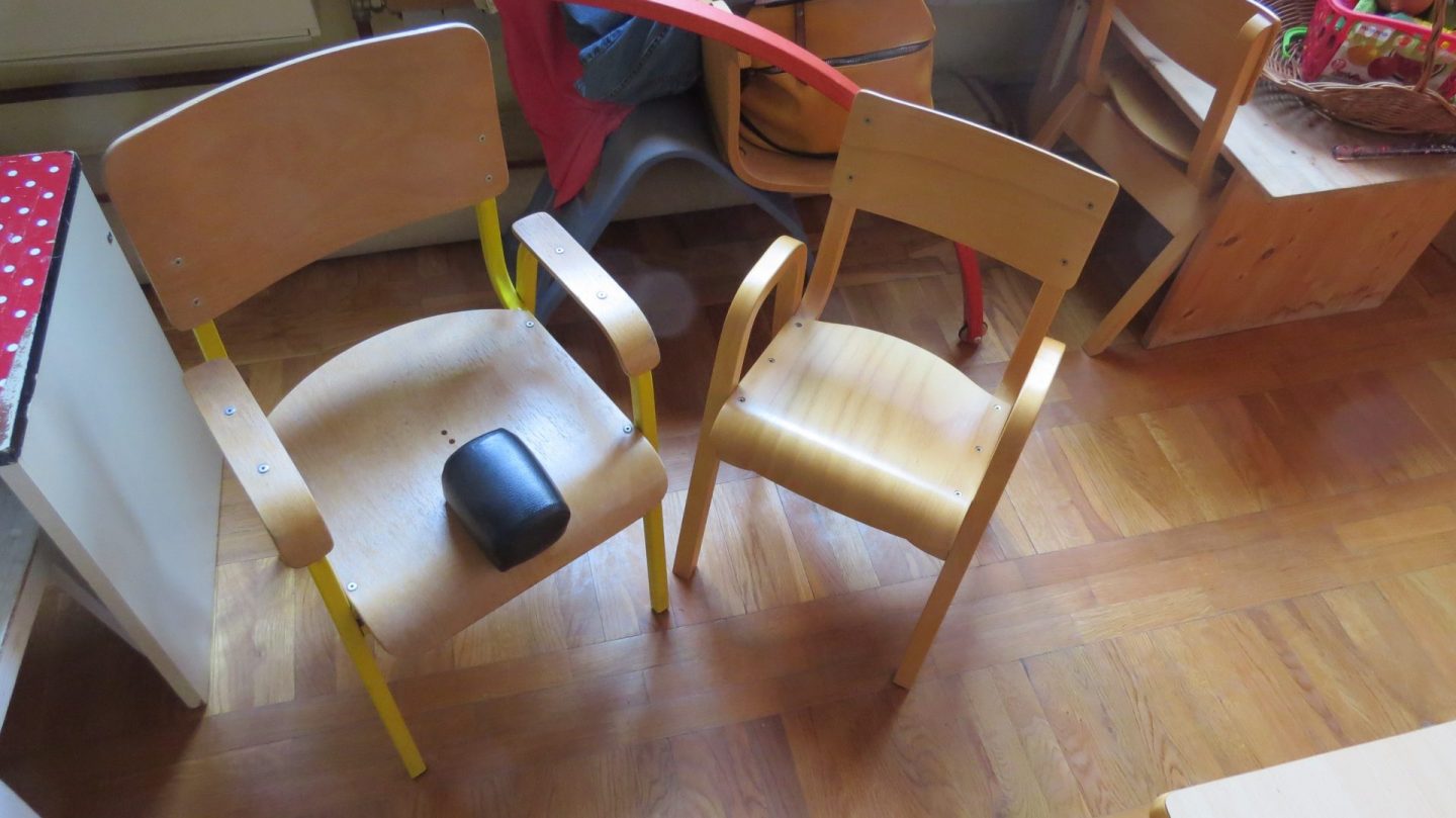 Prilagođen stolac za dijete s teškoćama