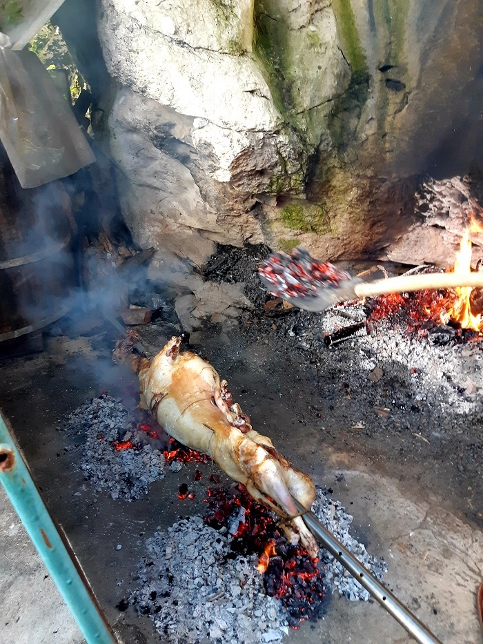 Dodavanje žara pod janje na ražnju, Kosinjski Bakovac