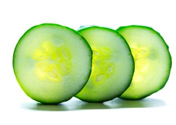 POVRĆE ZA DIJETU: Mršavljenje pomoću salate, peršina, krastavca, celera i buče Krastavci narezani Pixabay Krastavci, narezani na šnite