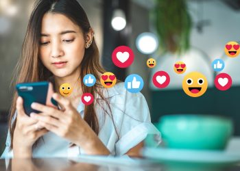 Zašto je Facebook opasan za djecu i mlade? Djevojka na Fb Djevojka na FB - lajkovi i emotikoni