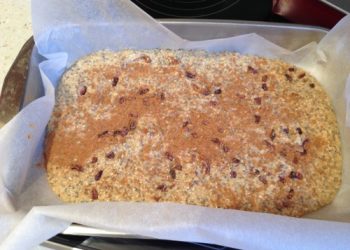 Banana kruh smjesa za tijesto u protvanu posuta kakaom i komadićima čokolade