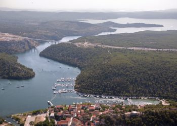 SKRADIN, VODICE, JEZERA: Od Roškoga slapa do vrata Kornata skradin marina ACI marina Skradin