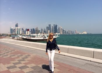Pravila ponašanja u Kataru za žene iz Europe: što odjenuti, kamo izlaziti Plavusa i panorama Katar: Gordana Popović na rivi s pogledom na Dohu