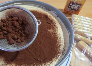 NEODOLJIVO SLATKO: Tiramisu u 10 lakih koraka (FOTORECEPT) 8. Zavrsno posipanje kakao prahom Tiramisu Završno posipanje kakao prahom po vrhu tiramisua