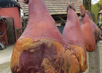 Kako se kuha domaća dimljena šunka Uskrsnje sunke vise Uskršnje šunke pripremljene za kuhanje