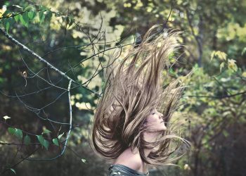 Prirodna sredstva za njegu kose: Recepti s koprivom, kamilicom, brezom, ružmarinom Kosa zene u sumi Pixabay Kosa žene u šumi